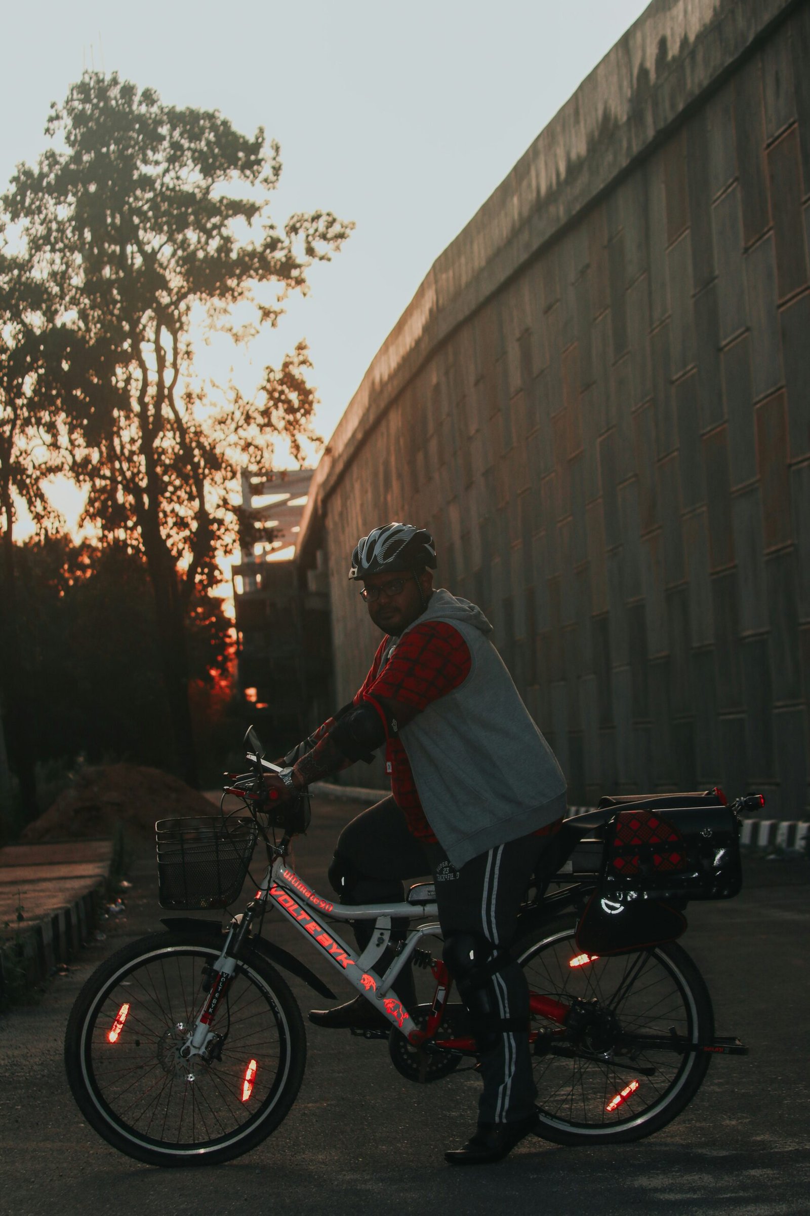 Best Electric Cycle Under 20k: Range, Features & Safety